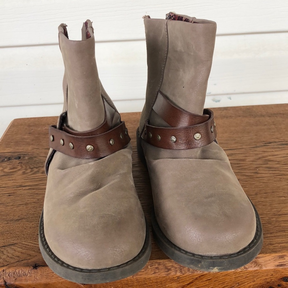 Pretty girl’s beige boots